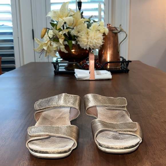 Dansko Vienna Gold Nappa Sandals. Size 37. US 6.5 - Picture 2 of 8